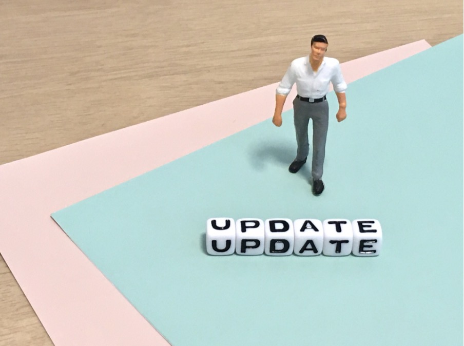 ビジネスマンの人形と「UPDATE」の文字
